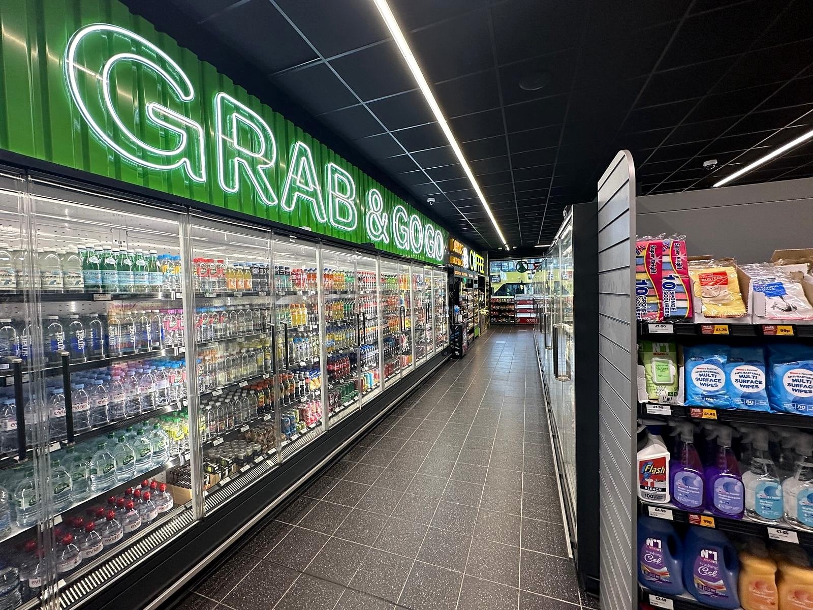 Nurdil camlı kapılı soğutucu dolap sırası, market su ve içecek reyonu