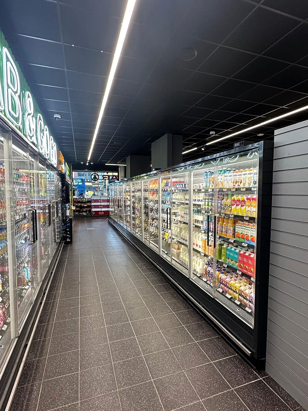Nurdil soğutucu dolaplarla market koridoru