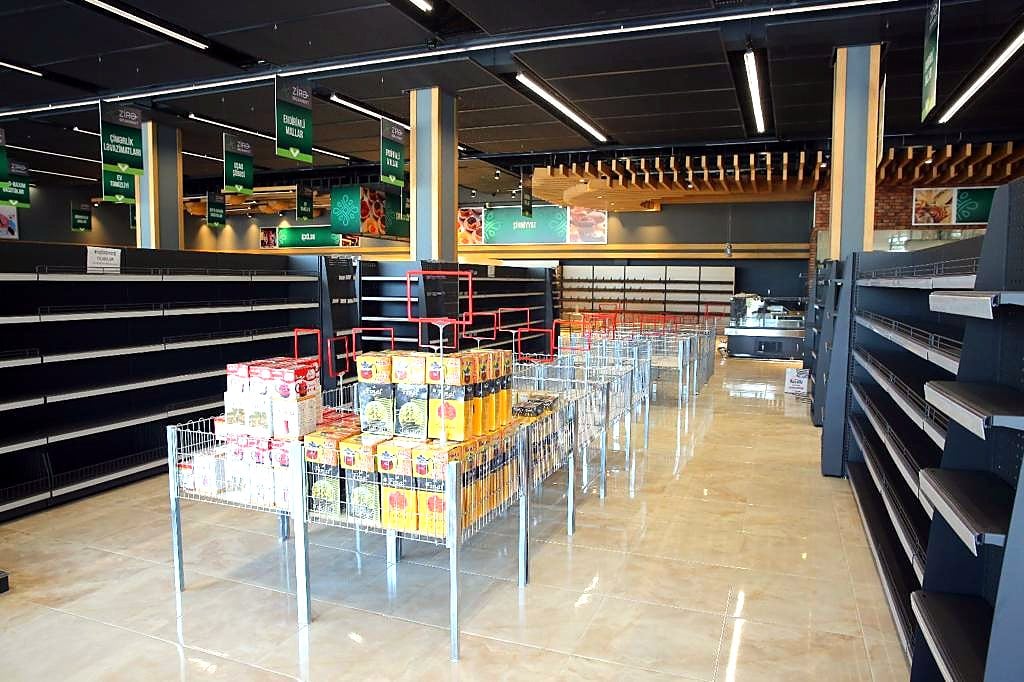 Bakü’de 1.800 m² market: antrasit gondol raflar ve genel görünüm