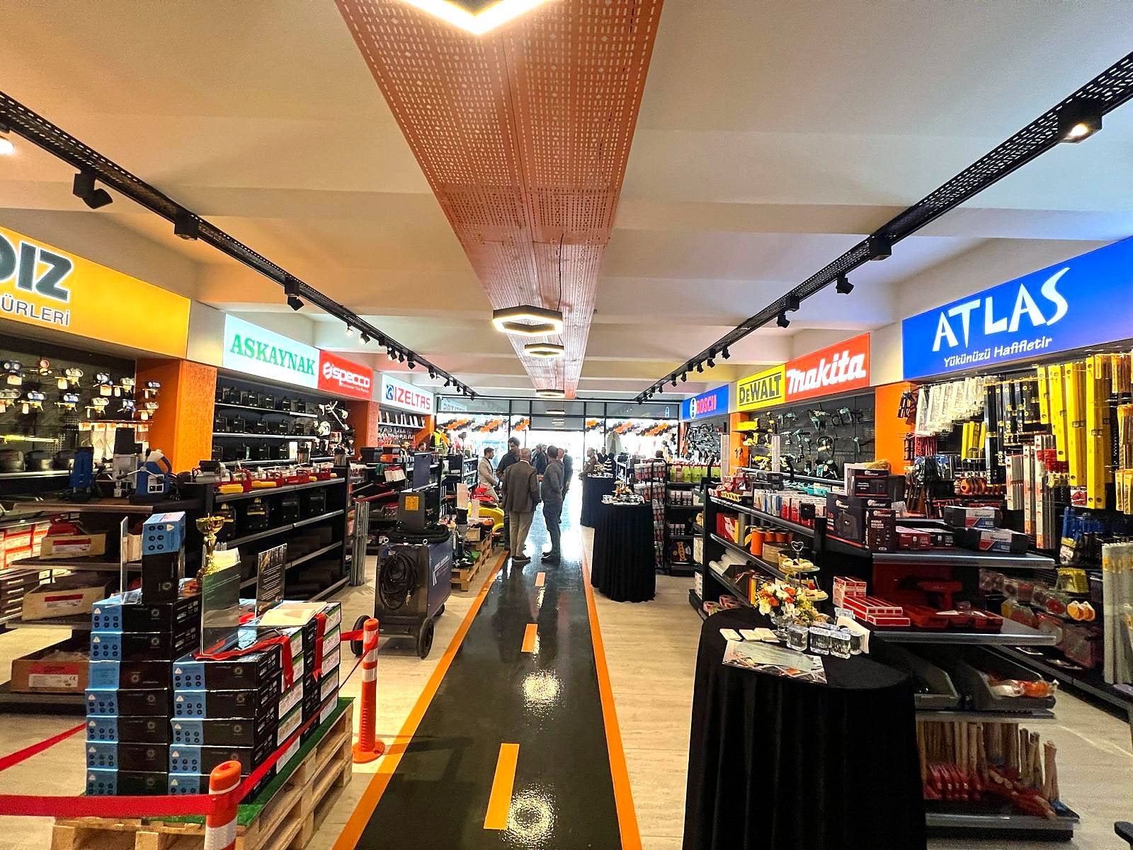 Hırdavat mağazasında raf ve teşhir düzeni