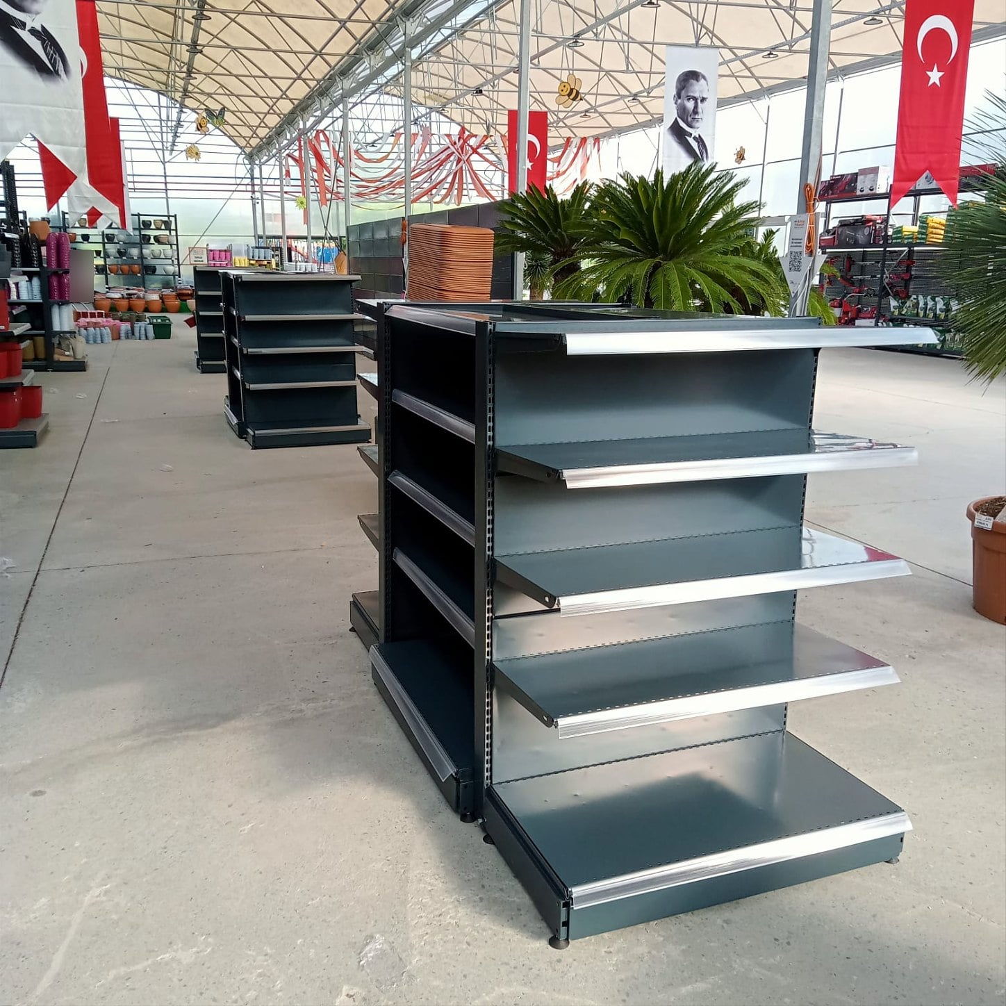 İstanbul’da bahçe satış alanı: antrasit gondol raf