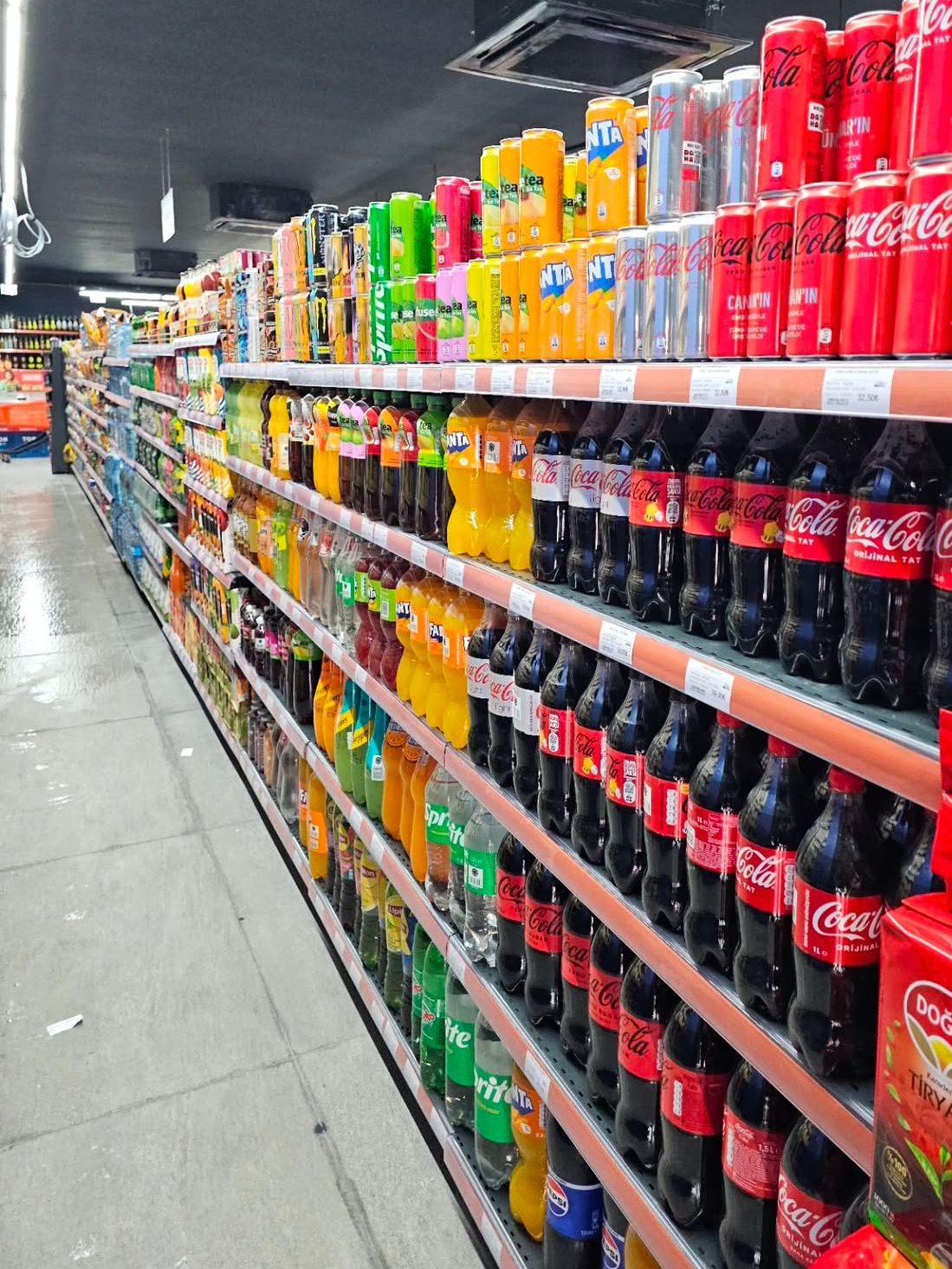 Bakırköy’de market: içecek reyonunda gondol raflar