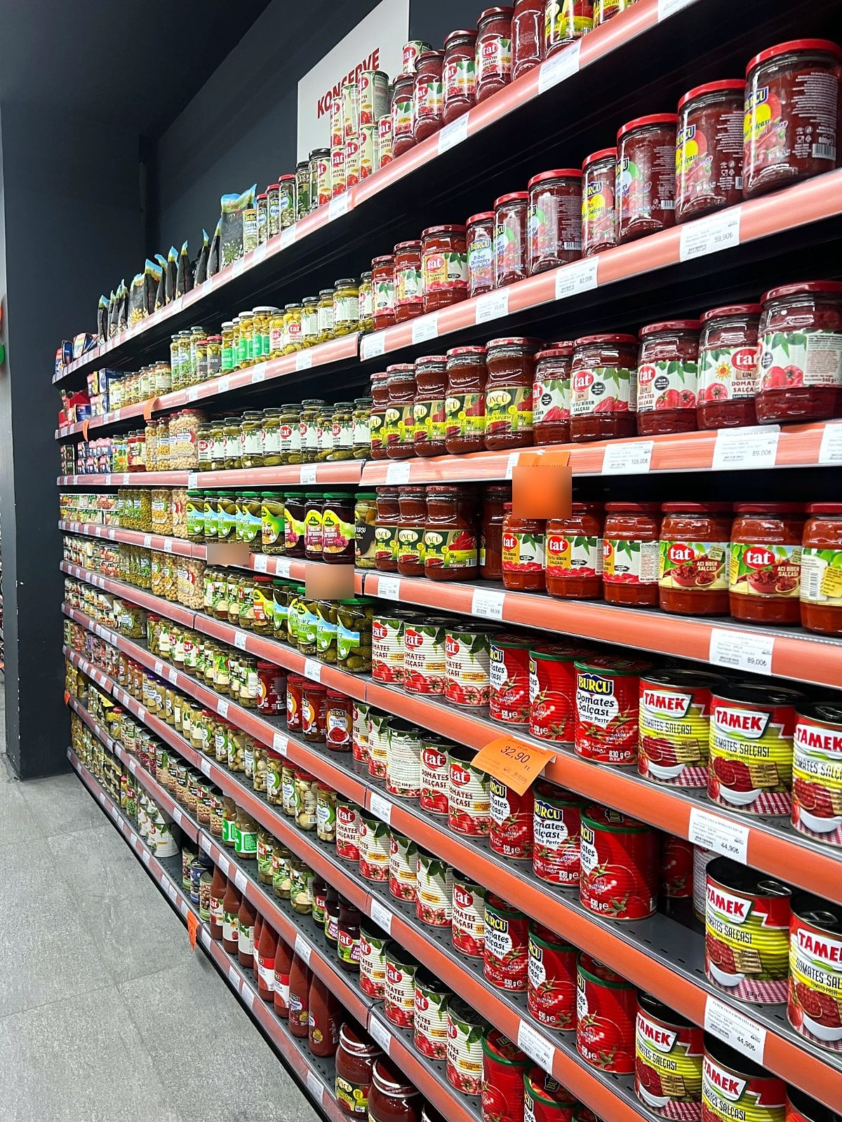 İstanbul’da market: konserve reyonunda gondol raflar