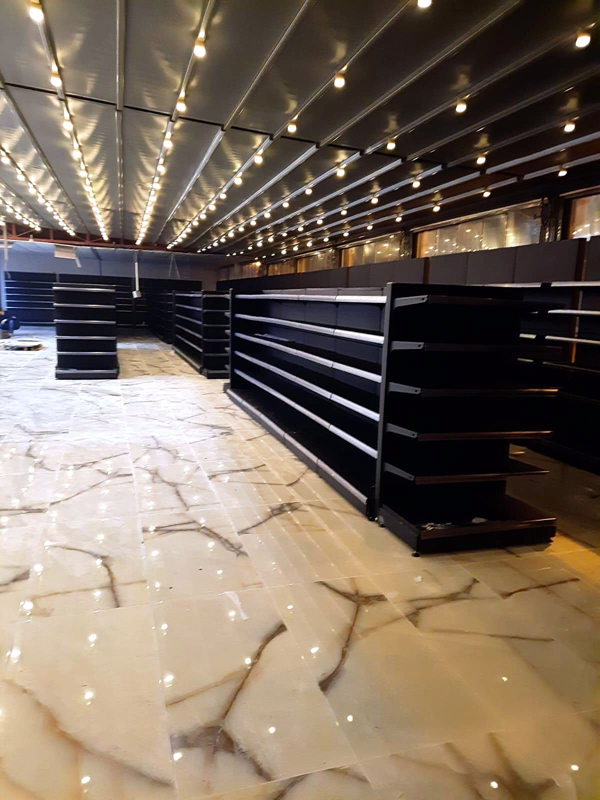 Malatya’da grossmarket: antrasit gondol raflar, açılış öncesi genel görünüm