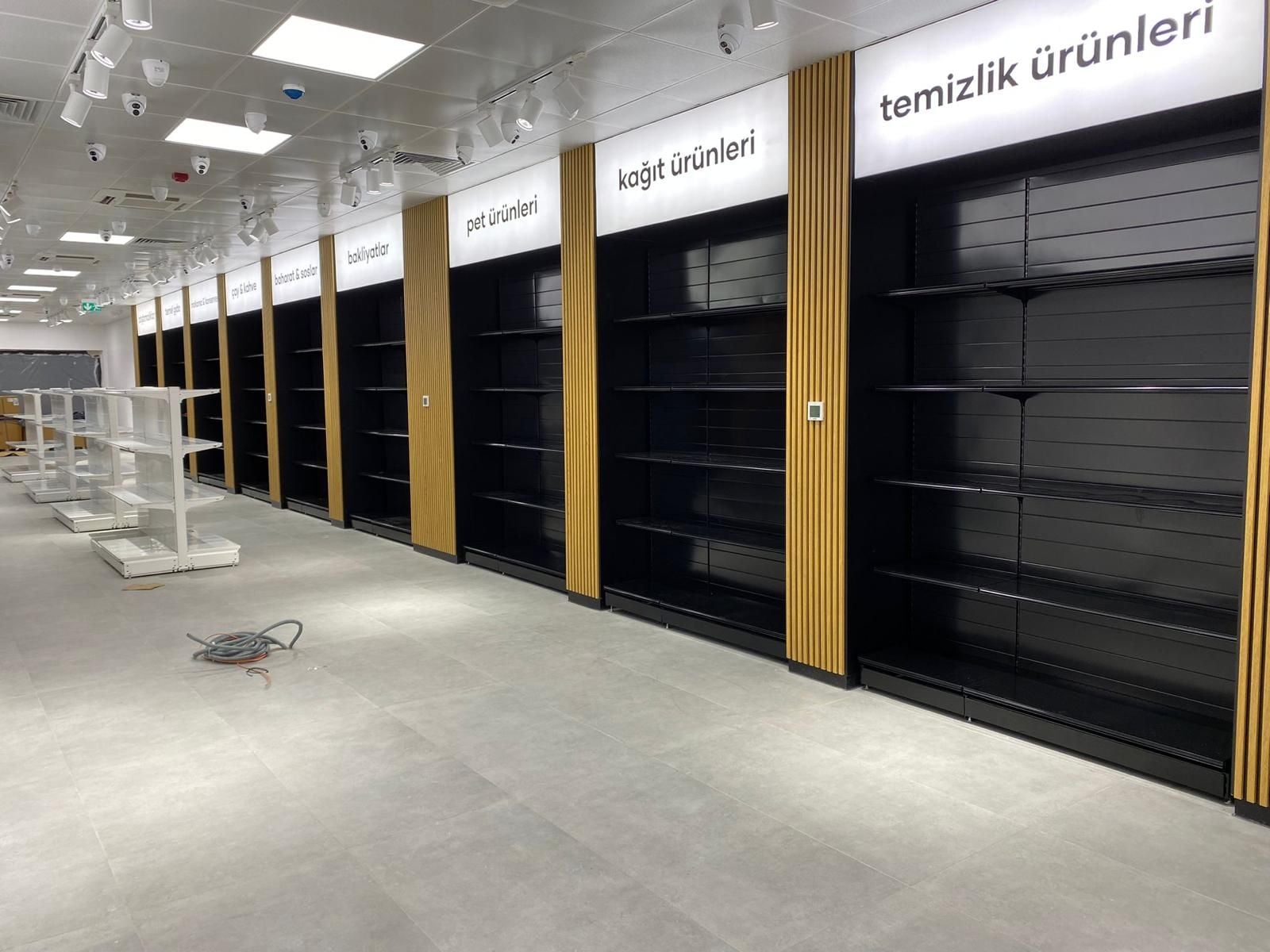Siyah duvar tipi market rafları, reyon başlıklı mağaza düzeni